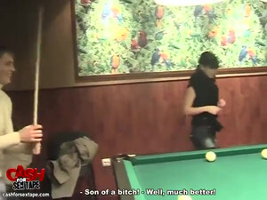 Шикарная красавица долбится с парнем после игры в бильярд