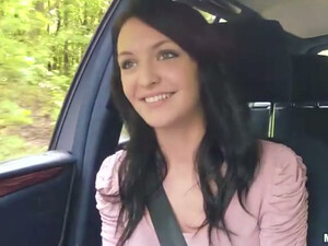 Развратный дружок отодрал брюнетку в машине