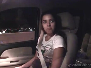 Красивая латинская бестия покорно сделала минет парню