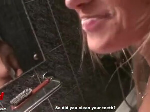 Худышка с удовольствием дает раком своему парню