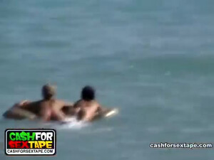 Обнаженные девушки отдыхают на летнем пляже