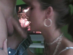 Отвлек от просмотра телепередачи и заставил вылизывать член