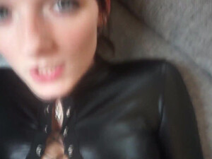 Молодая немецкая проказница сидит на коленях с обконченным лицом и требует еще