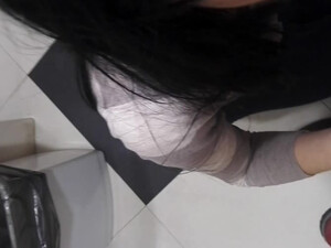 Познакомился в клубе и заснял от первого лица минет прямиком в туалете