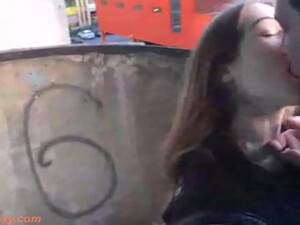 Домашнее видео отсоса от молодухи на просторном уличном балконе