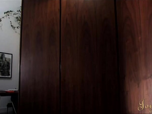 Насадил на член брюнеточку