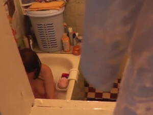 Застал за мастурбацией в ванной