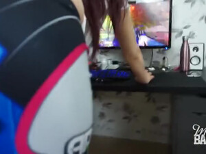 Ебет геймершу возле компа