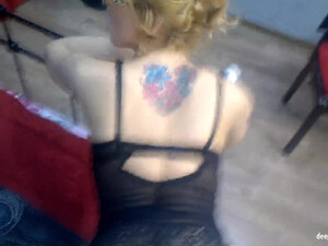 Девушка сосет парню хуй перед камерой