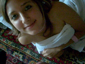 Молодая соня с худой попой пососала у парня с улыбкой на лице