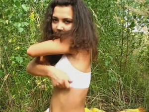 Брюнетка сосет член и трахается с парнем на подстилке