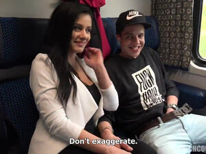 Молодые свингеры устроили групповой секс в купе поезда